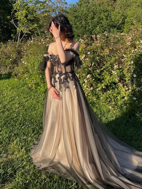 Robe de bal trapèze en tulle à épaules dénudées et longue robe de soirée à lacets dans le dos