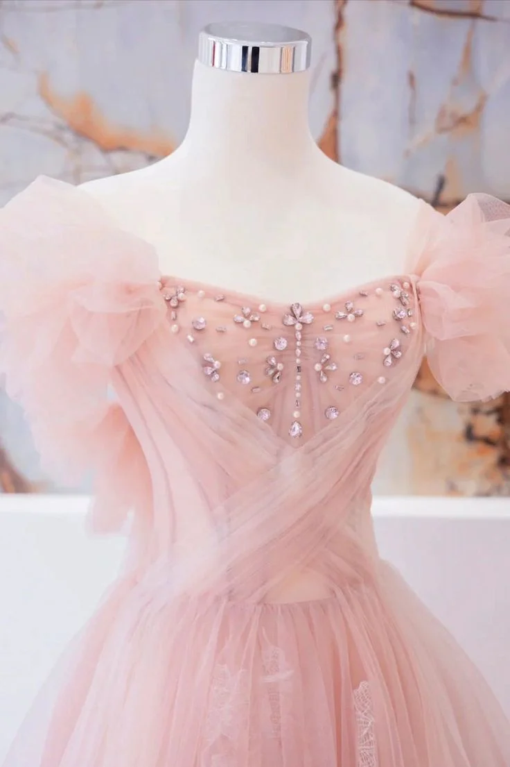 Robe de bal longue trapèze en tulle perlé avec corsage orné