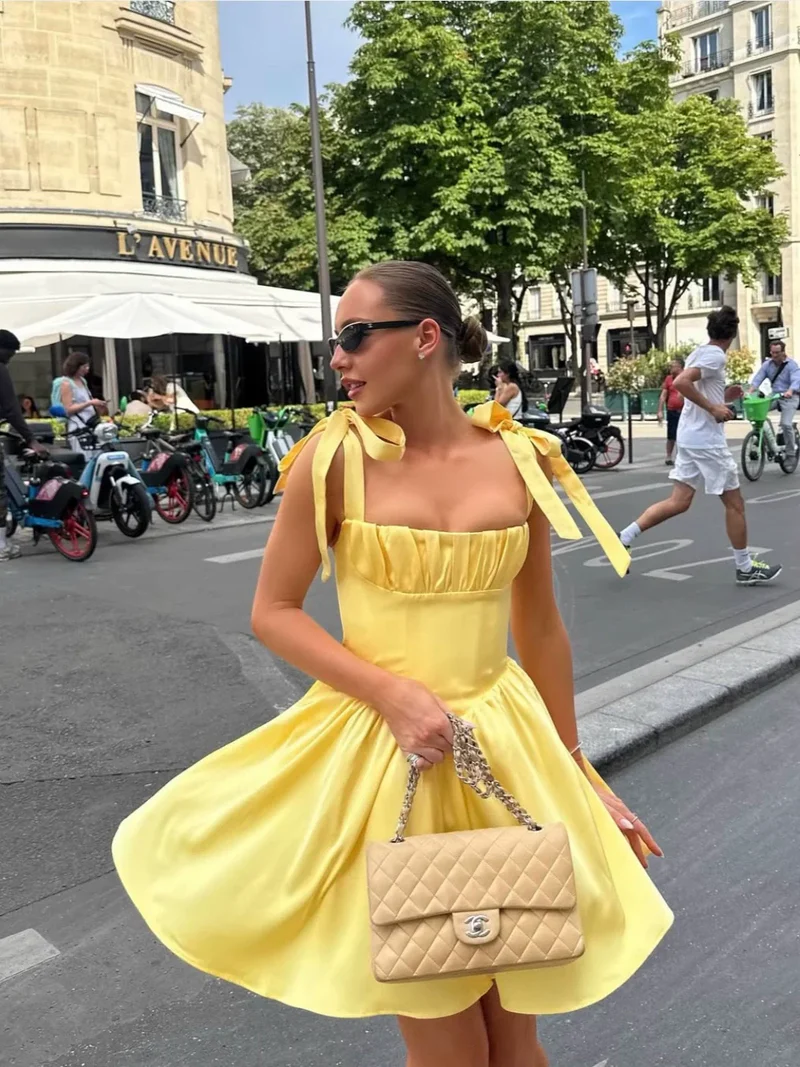 Robe de soirée trapèze en satin jaune avec bretelles à nœud et lacets