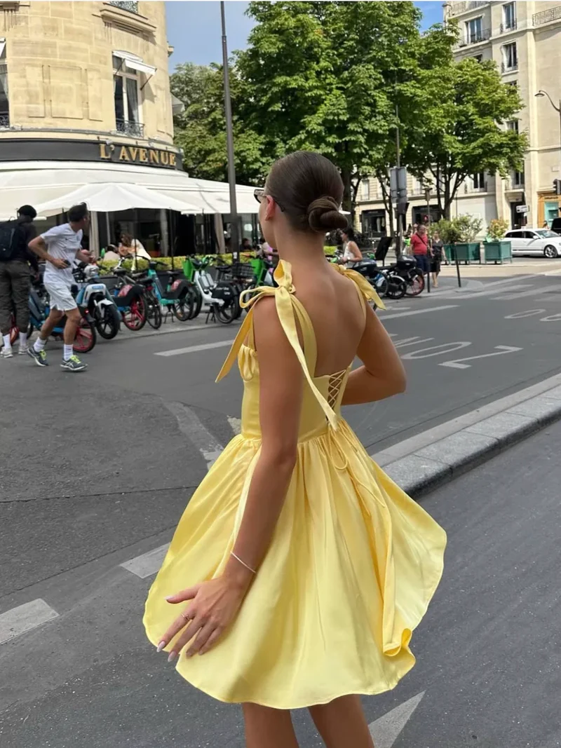 Robe de soirée trapèze en satin jaune avec bretelles à nœud et lacets
