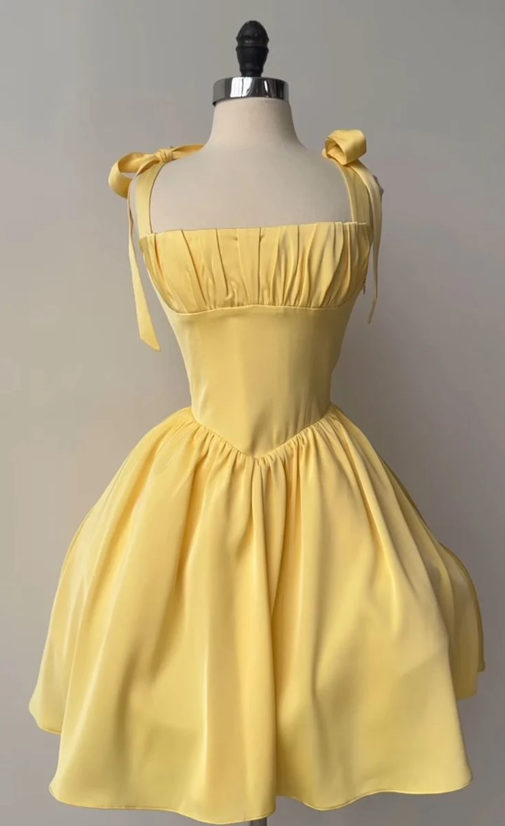 Robe de soirée trapèze en satin jaune avec bretelles à nœud et lacets