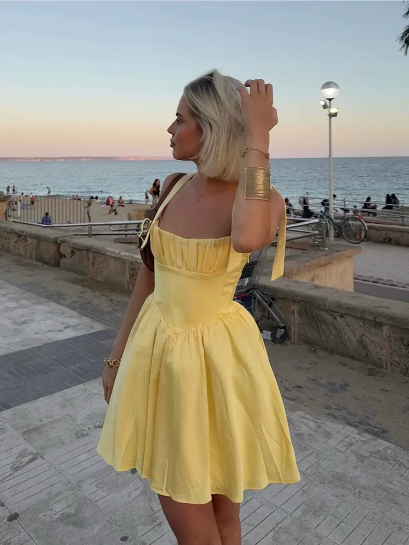 Robe de soirée trapèze en satin jaune avec bretelles à nœud et lacets