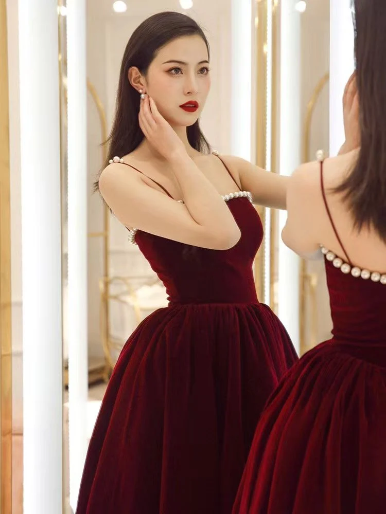 Robe de soirée en velours rouge à bretelles fines et dos lacé