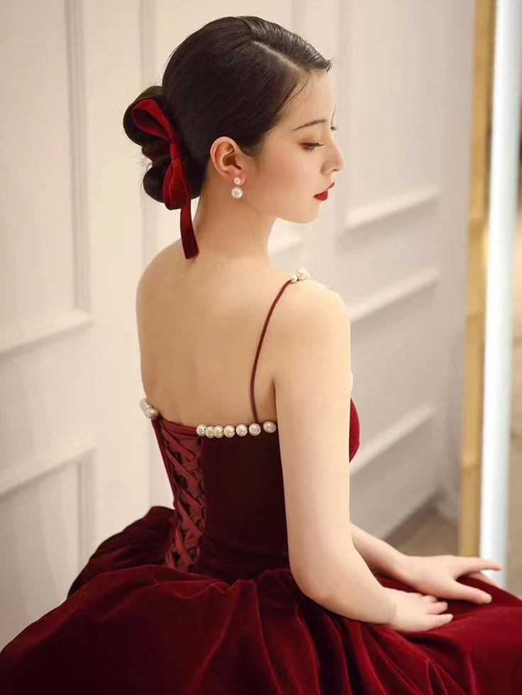 Robe de soirée en velours rouge à bretelles fines et dos lacé