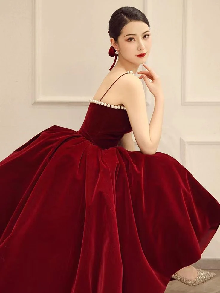 Robe de soirée en velours rouge à bretelles fines et dos lacé