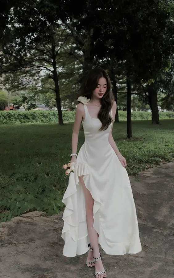 Robe de soirée asymétrique en satin ivoire à volants et coupe trapèze