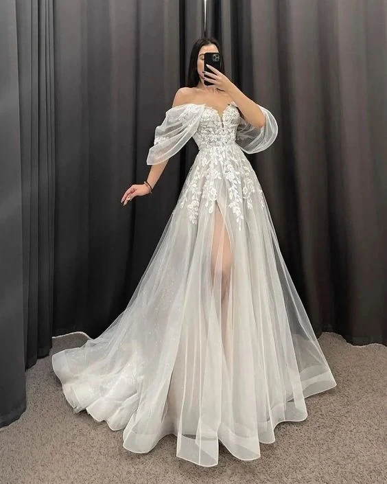 Robe de mariée longue ivoire coupe trapèze, col en V et manches courtes