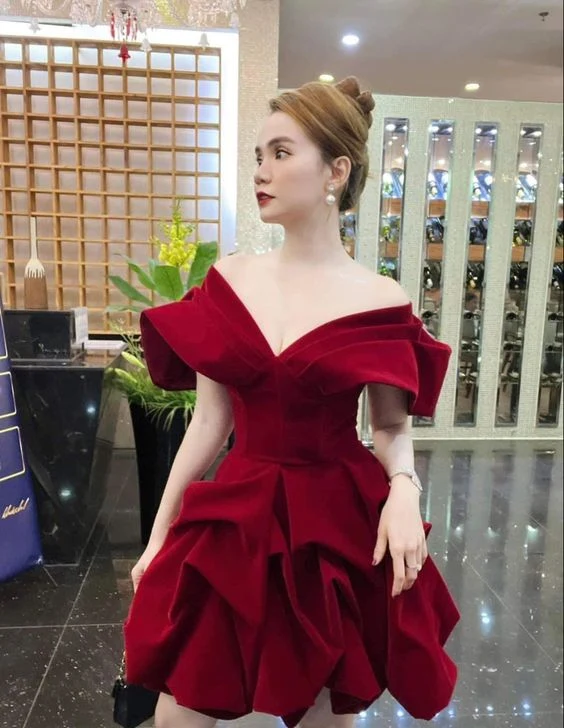 Robe de cocktail de bal de fin d'année en satin bordeaux, coupe trapèze, épaules dénudées, sans manches