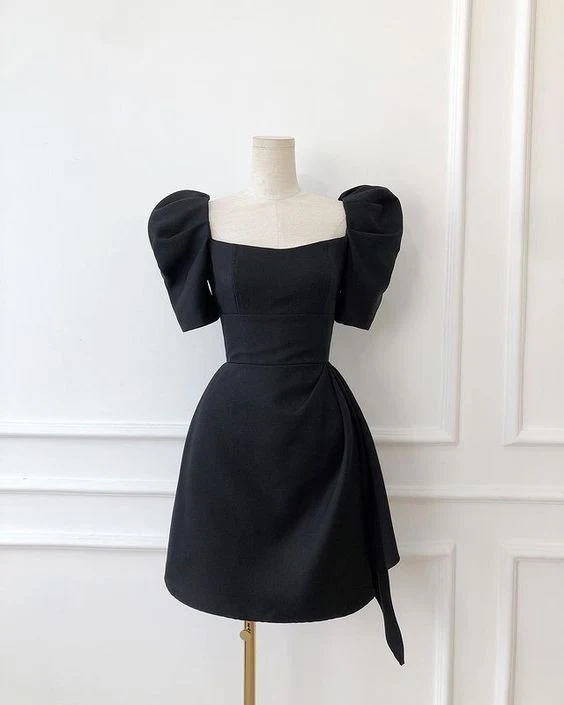 Robe de bal courte noire en satin avec fermeture éclair dans le dos et soutien-gorge intégré