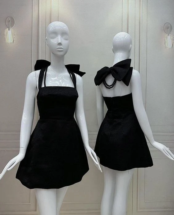 Robe de soirée courte en satin noir sans manches
