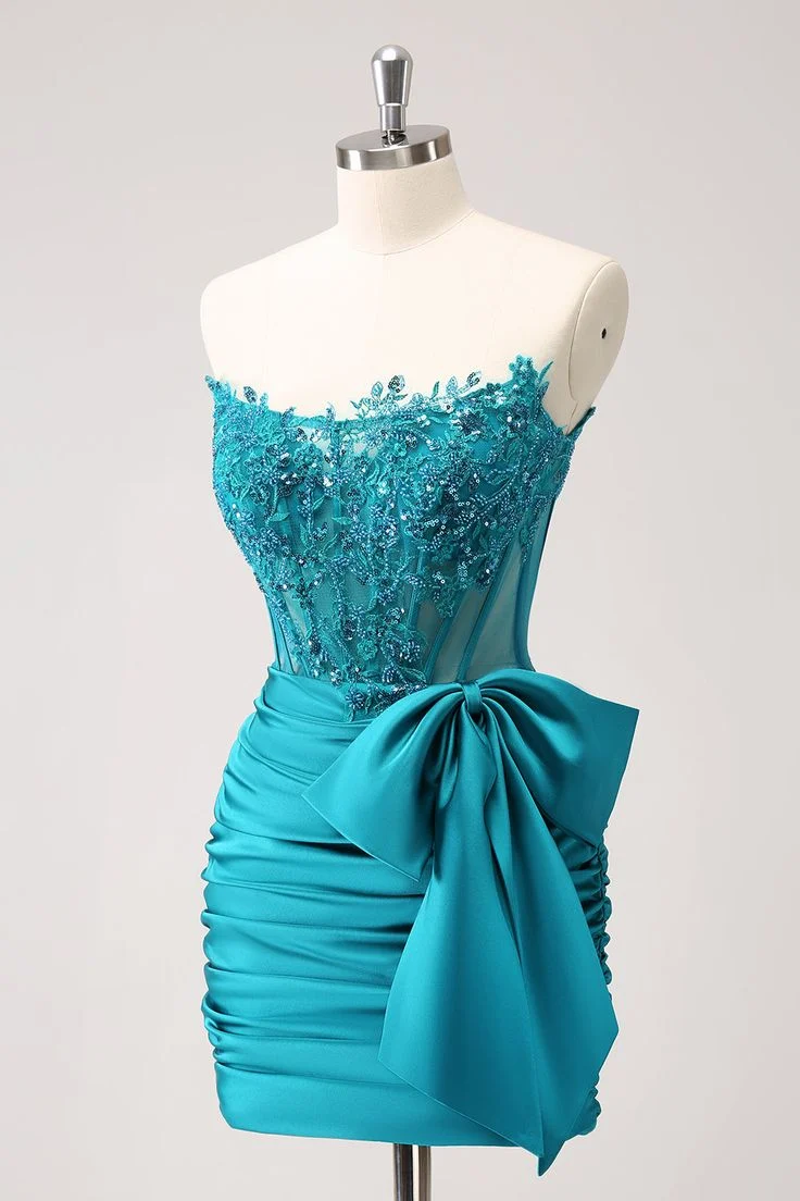 Robe de soirée courte en satin plissé, moulante, sans bretelles, avec nœud