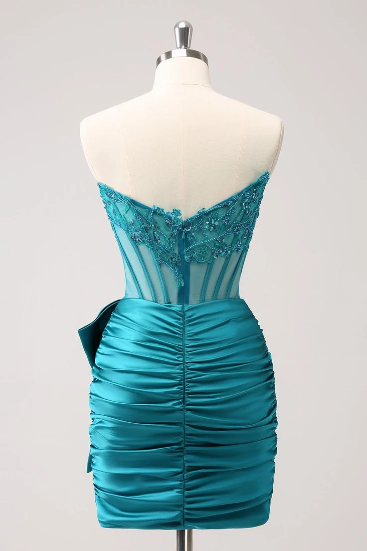 Robe de soirée courte en satin plissé, moulante, sans bretelles, avec nœud