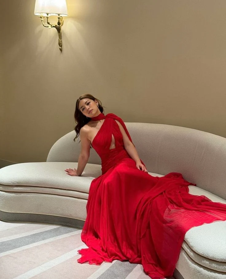 Robe de soirée en mousseline rouge avec fente latérale et soutien-gorge intégré