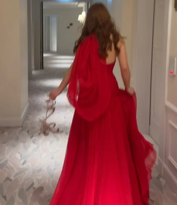 Robe de soirée en mousseline rouge avec fente latérale et soutien-gorge intégré
