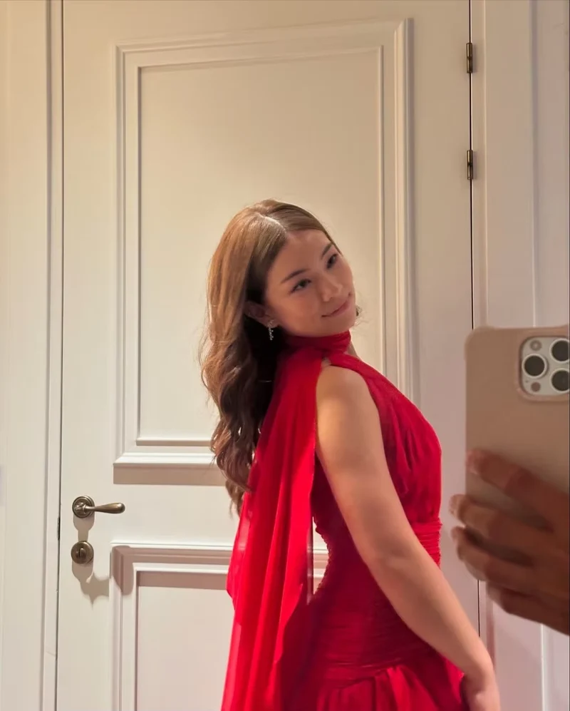 Robe de soirée en mousseline rouge avec fente latérale et soutien-gorge intégré