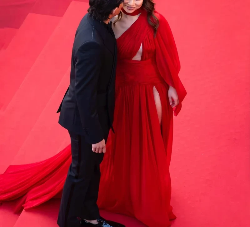 Robe de soirée en mousseline rouge avec fente latérale et soutien-gorge intégré