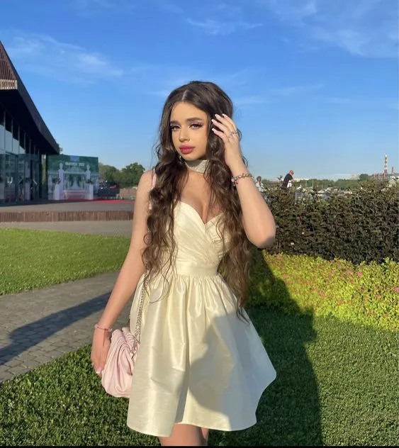 Robe de bal courte en satin ivoire sans manches avec fermeture éclair
