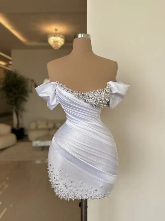 Robe de soirée courte plissée en satin blanc à épaules dénudées et perles