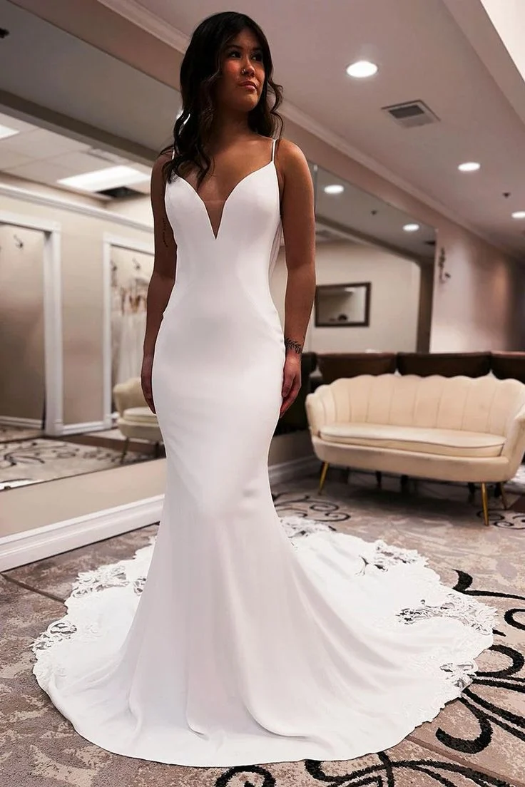 Robe de mariée sirène en satin à col en V avec appliques en dentelle et dos nu