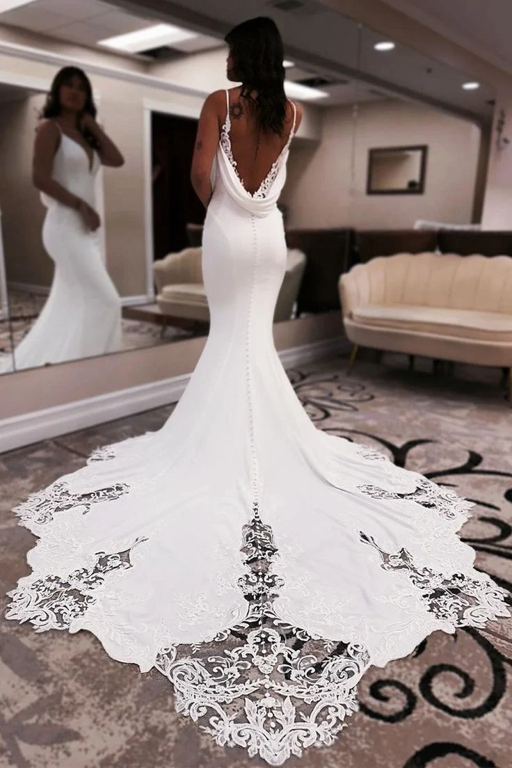 Robe de mariée sirène en satin à col en V avec appliques en dentelle et dos nu