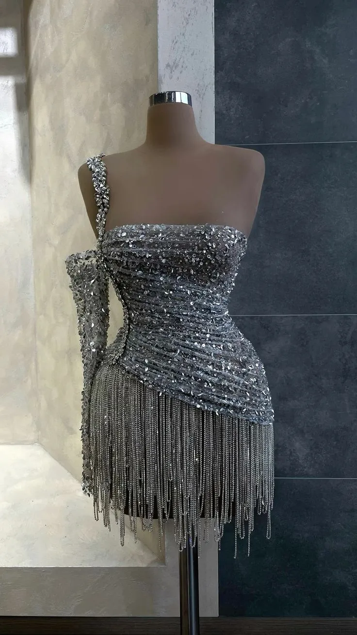 Robe de cocktail asymétrique à paillettes argentées et perles avec franges à pompons