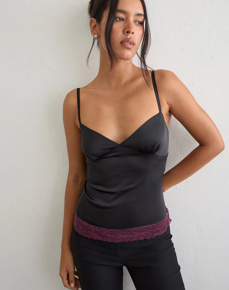Haut Camara en satin noir avec bordure en dentelle bordeaux