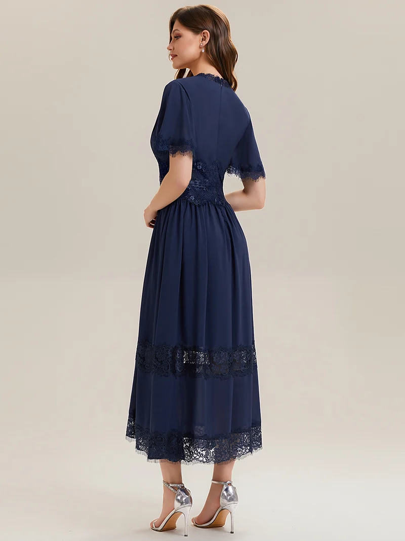 Robe midi en dentelle ajourée à col en V