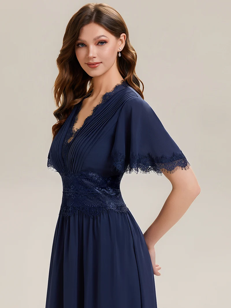 Robe midi en dentelle ajourée à col en V