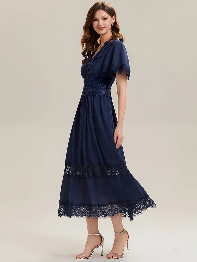 Robe midi en dentelle ajourée à col en V