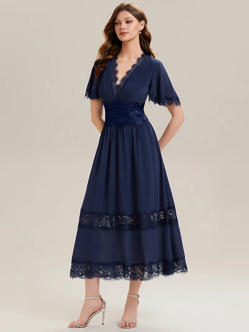 Robe midi en dentelle ajourée à col en V