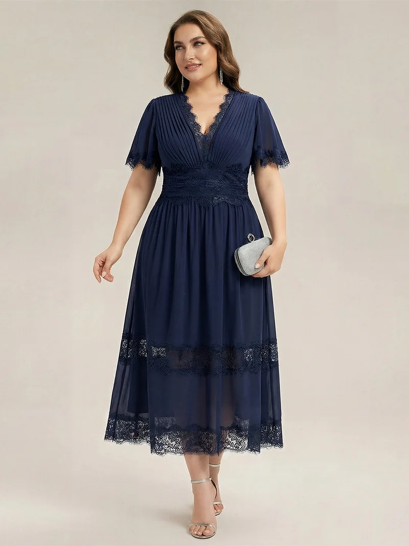 Robe midi en dentelle ajourée à col en V