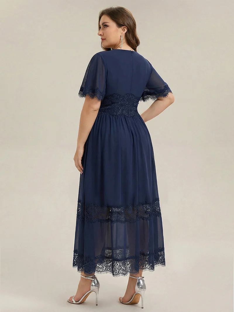 Robe midi en dentelle ajourée à col en V