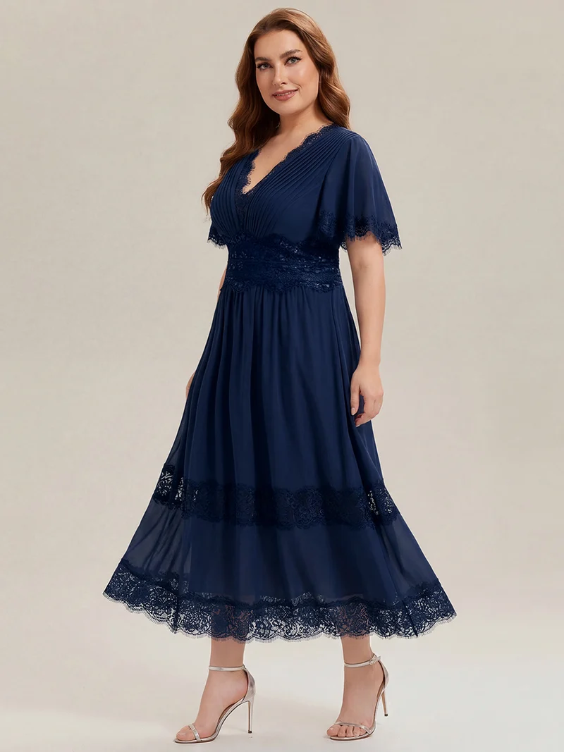 Robe midi en dentelle ajourée à col en V