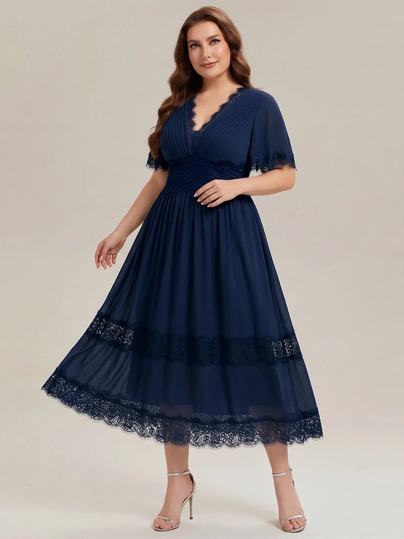 Robe midi en dentelle ajourée à col en V