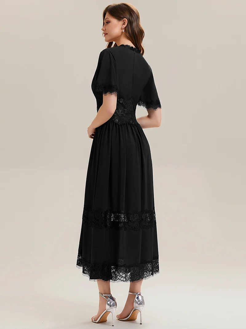 Robe midi en dentelle ajourée à col en V