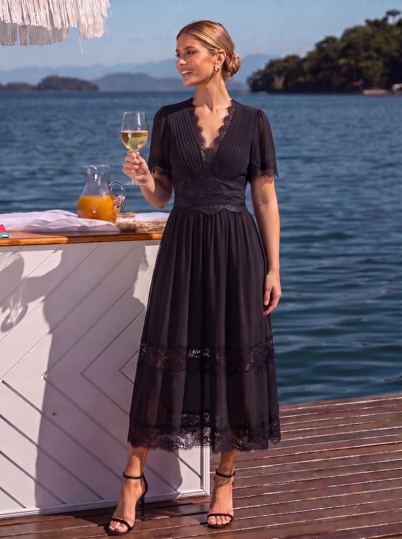 Robe midi en dentelle ajourée à col en V