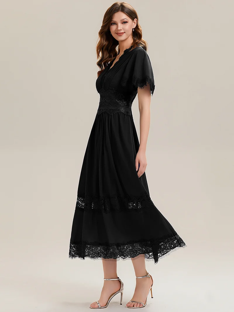 Robe midi en dentelle ajourée à col en V