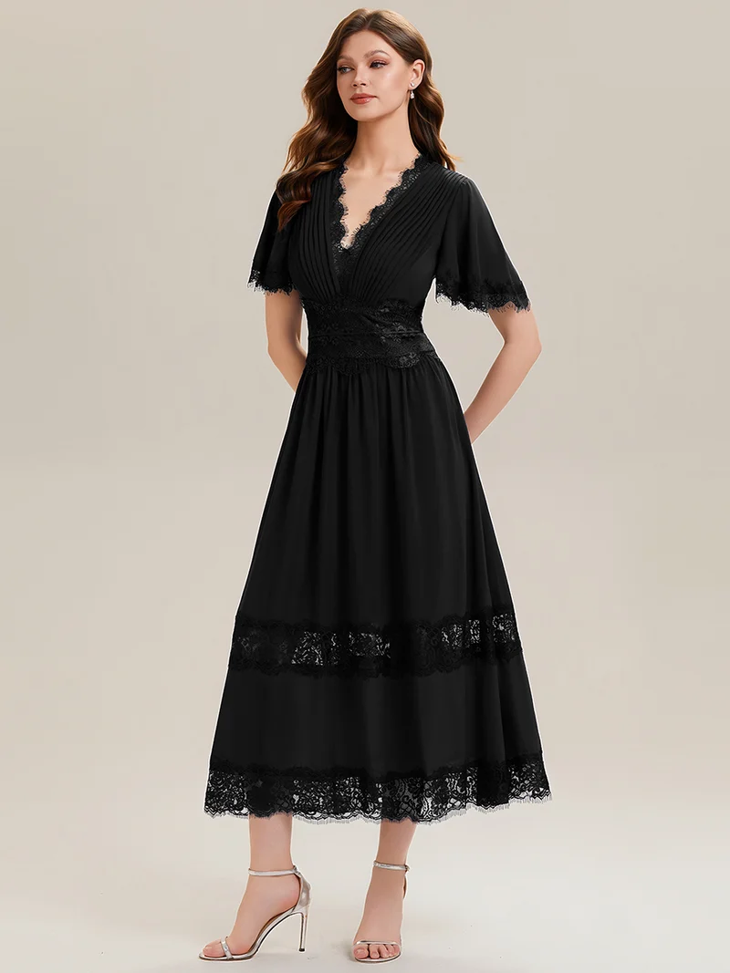 Robe midi en dentelle ajourée à col en V