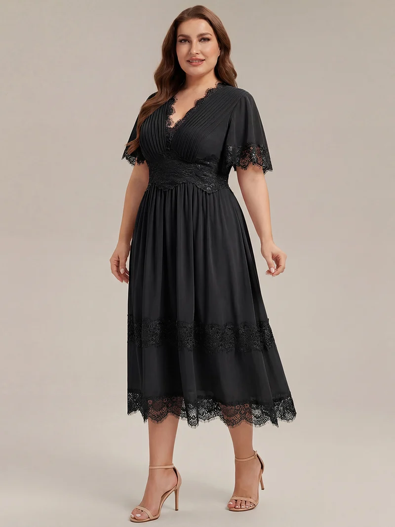 Robe midi en dentelle ajourée à col en V