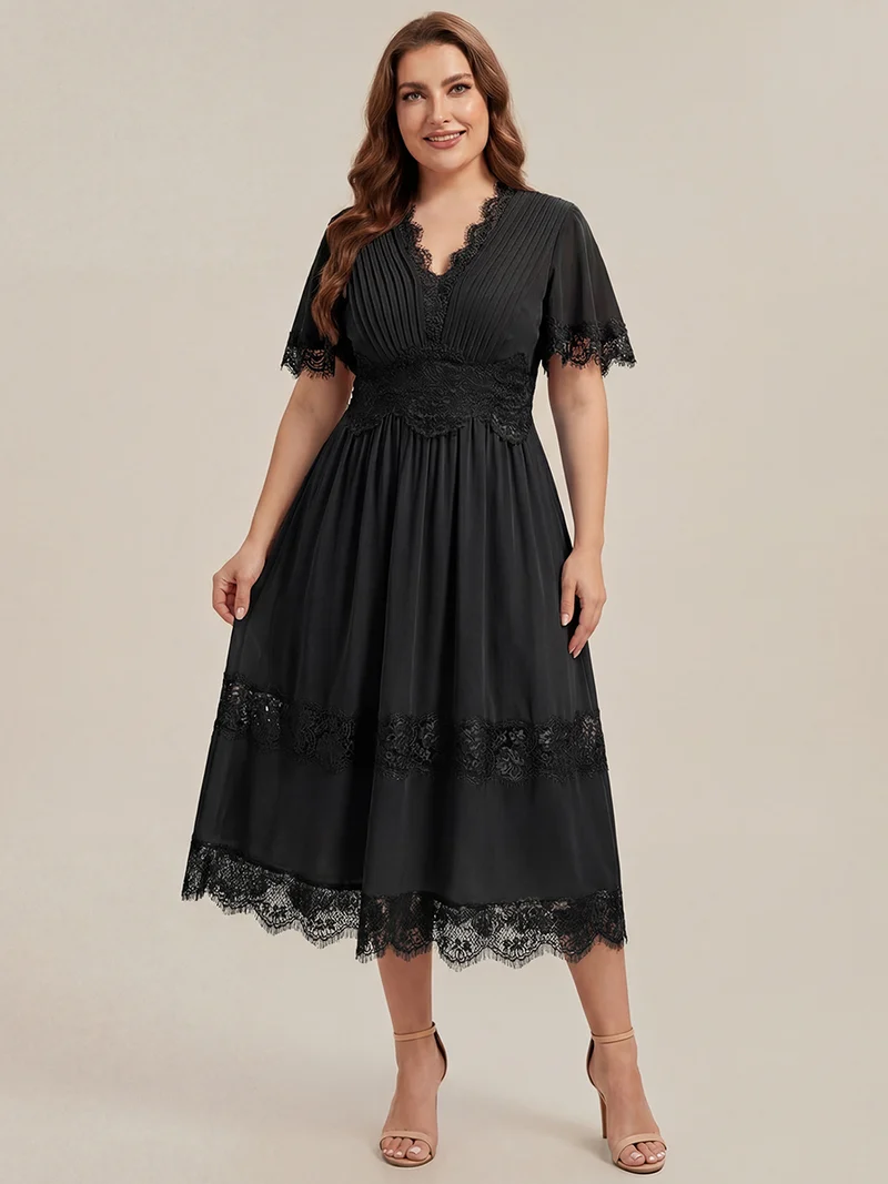Robe midi en dentelle ajourée à col en V