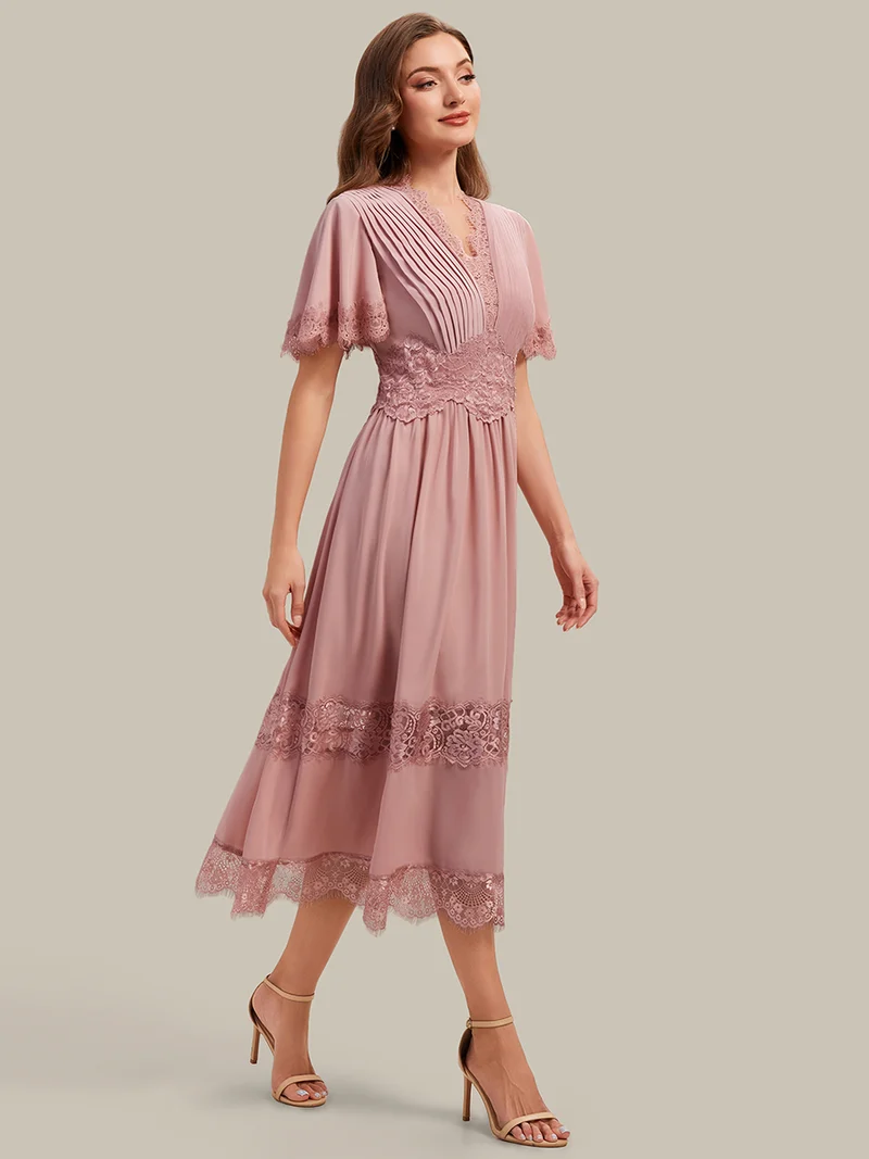 Robe midi en dentelle ajourée à col en V