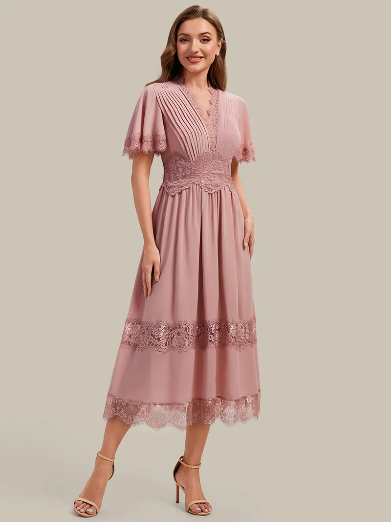 Robe midi en dentelle ajourée à col en V