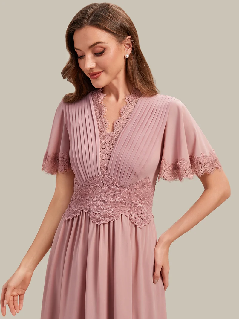 Robe midi en dentelle ajourée à col en V