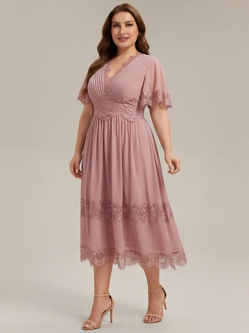 Robe midi en dentelle ajourée à col en V