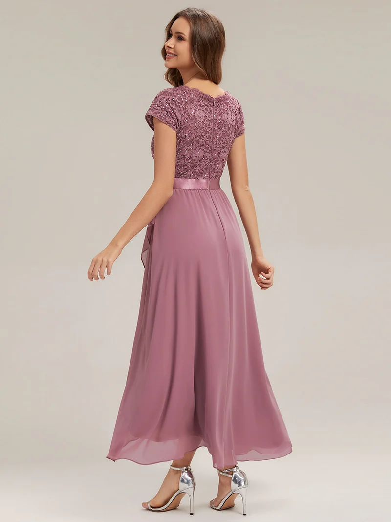 Robe élégante asymétrique à décolleté en V profond et volants
