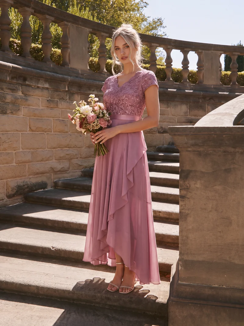 Robe élégante asymétrique à décolleté en V profond et volants