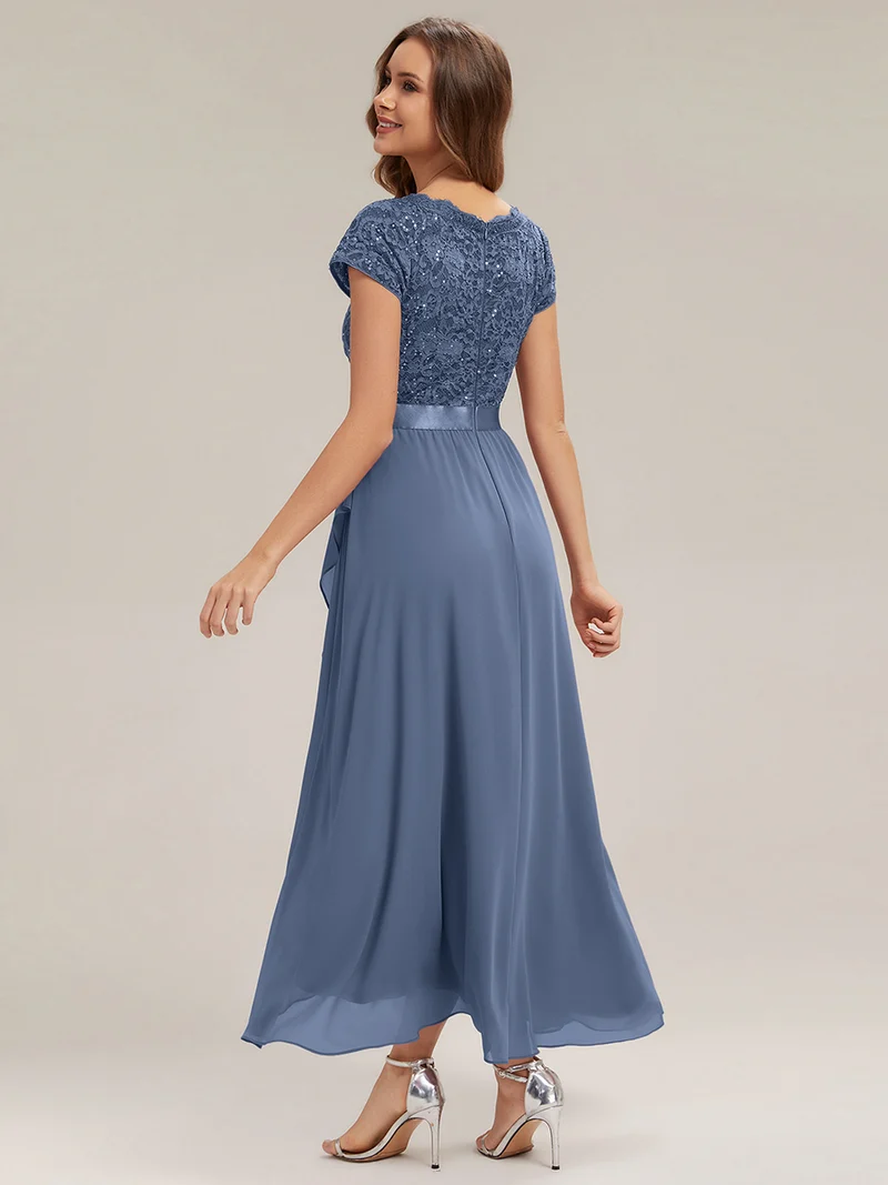 Robe élégante asymétrique à décolleté en V profond et volants