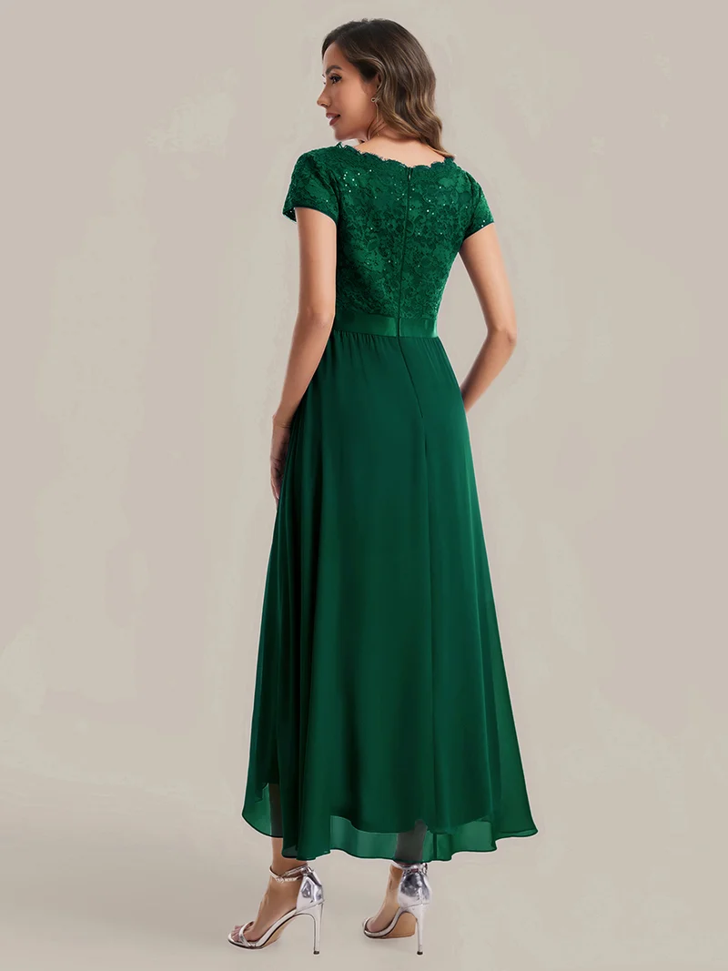 Robe élégante asymétrique à décolleté en V profond et volants