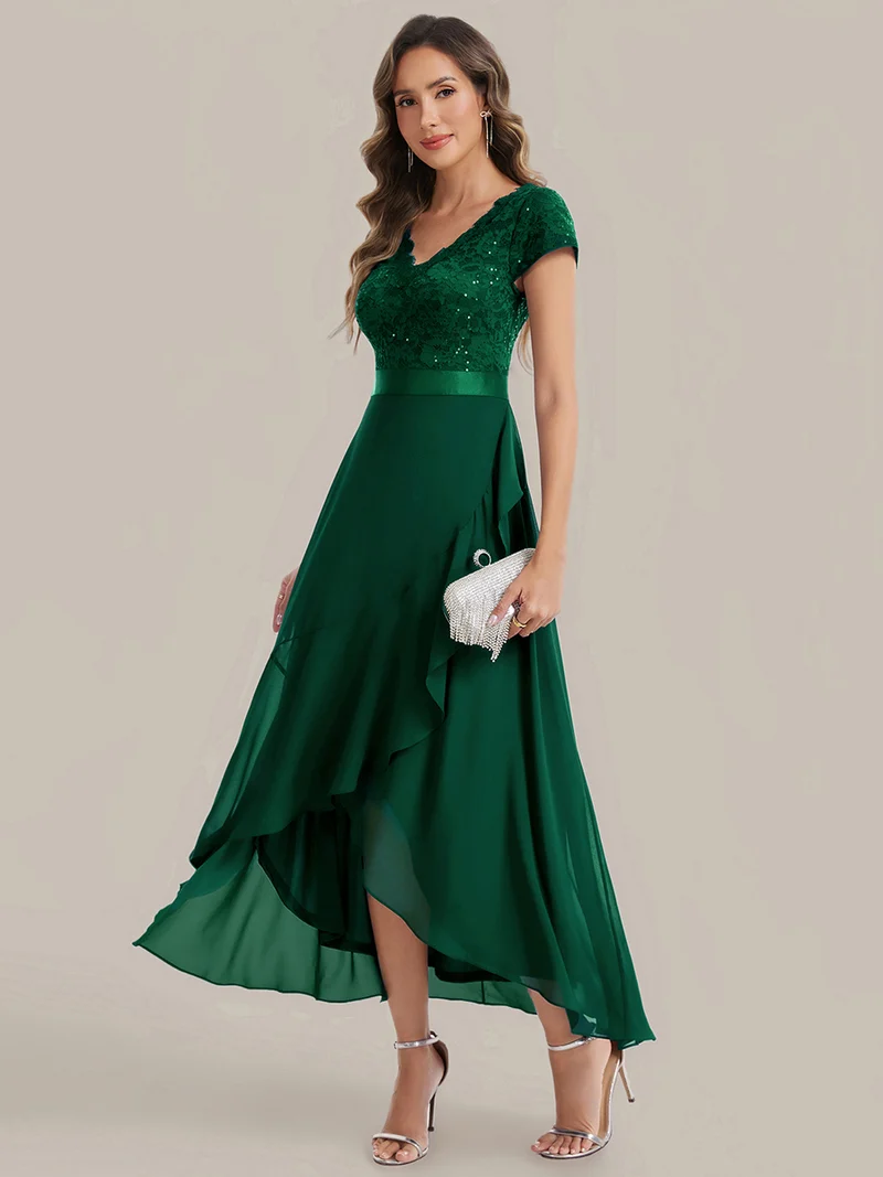 Robe élégante asymétrique à décolleté en V profond et volants