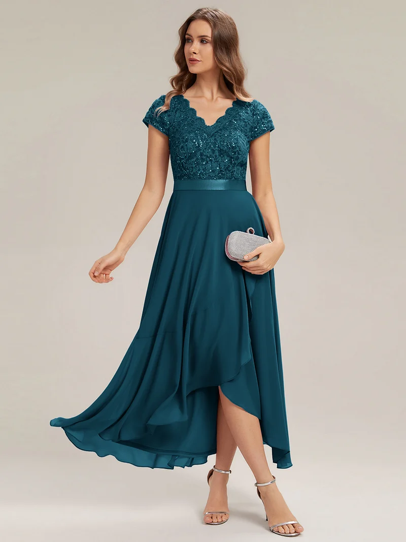 Robe élégante asymétrique à décolleté en V profond et volants